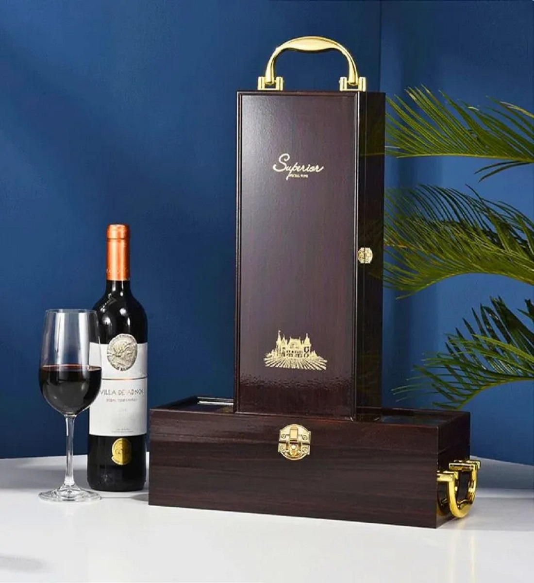 cutie de vin wood deluxe pentru 1 sticla cu accesorii de vin incluse royale3 O Sticla Cu Apa Plata Si O Cutie Cu Bomboane